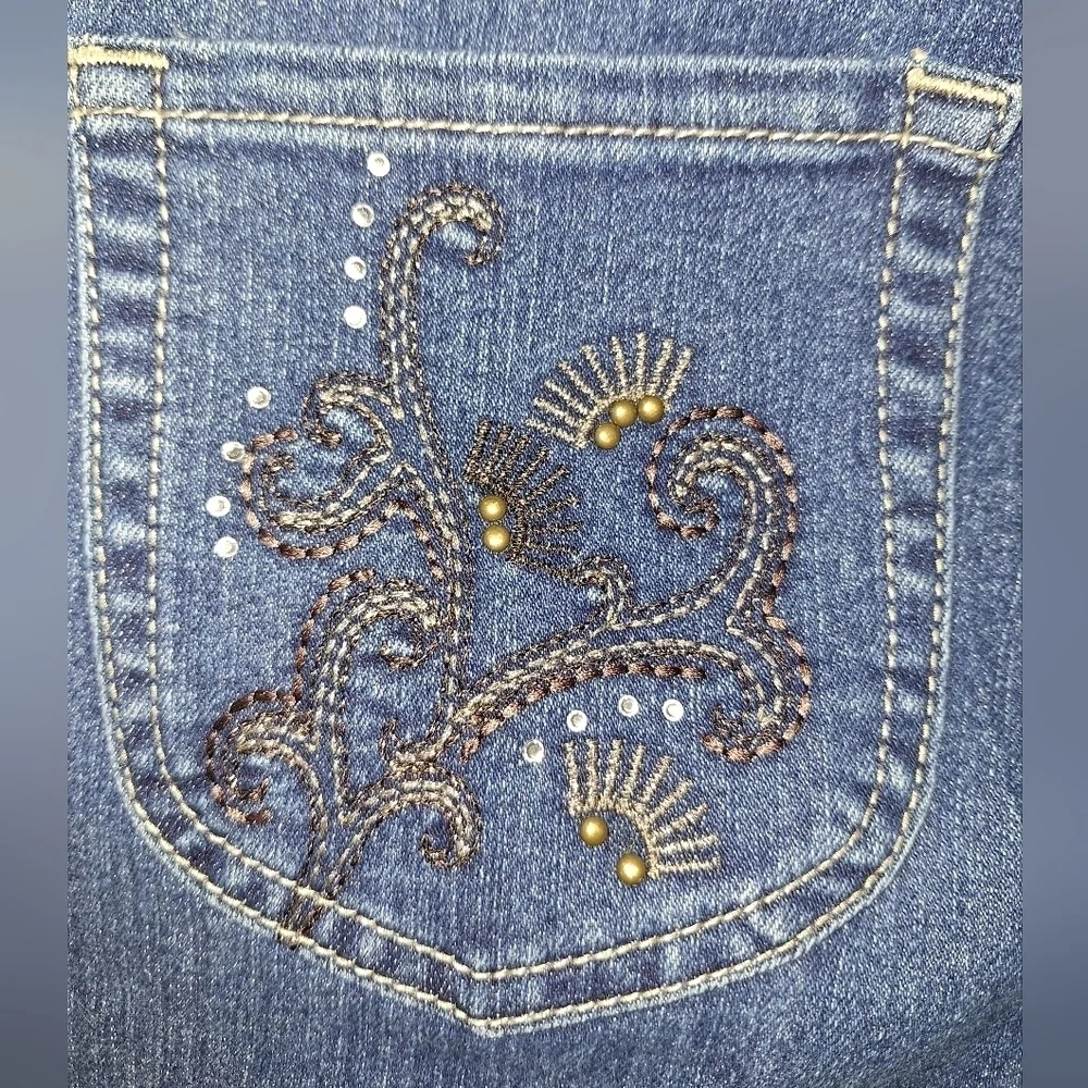 A pair of Chico's ladies skinny jeans in a size 0. They're pre-loved in great
